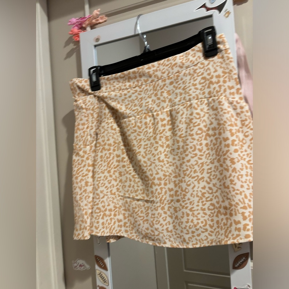 vendor color white swan taup print skirt